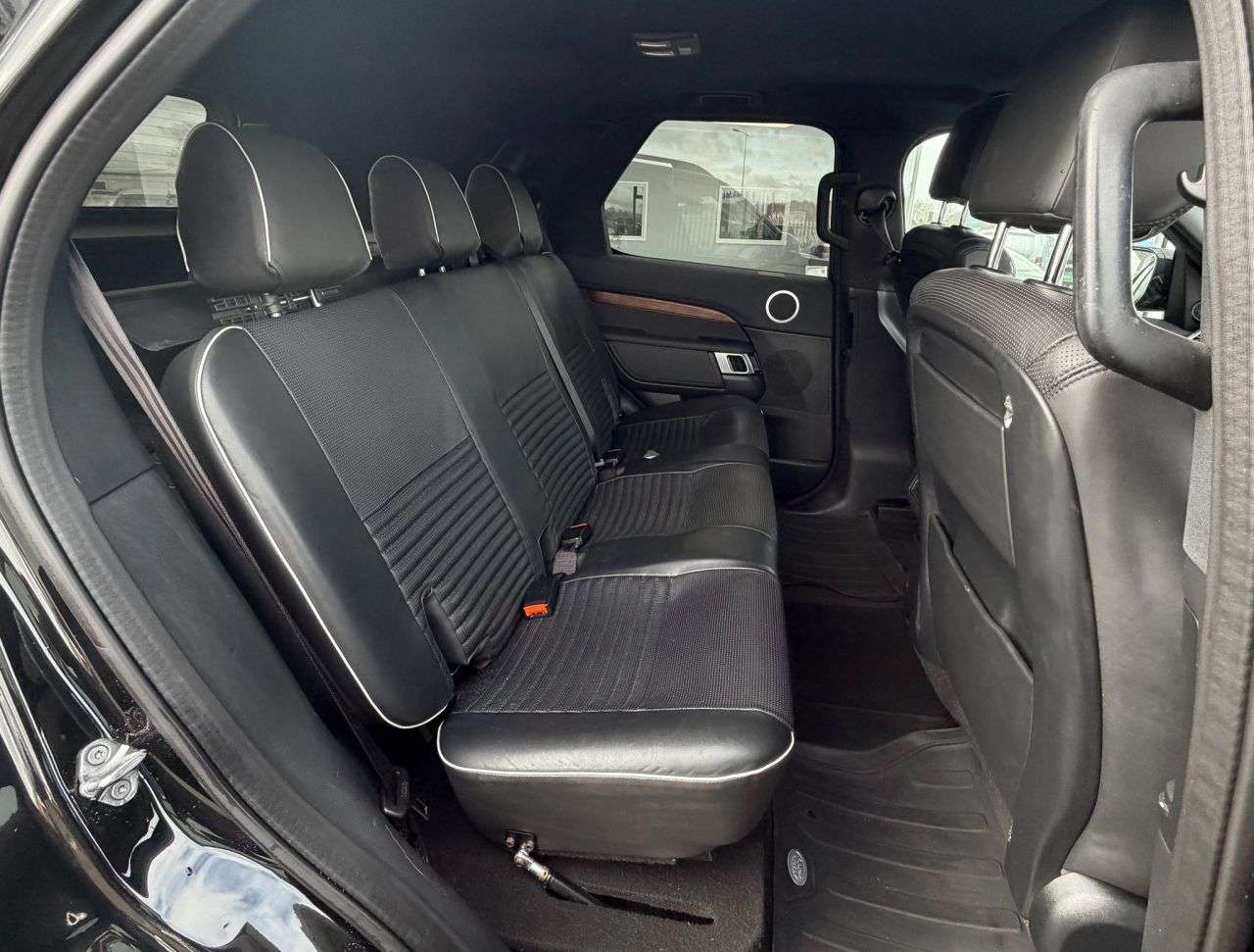 A 2020 LAND ROVER DISCOVERY 3.0 SD V6 HSE SUV 5dr Diesel Auto 4WD Euro 6 (s/s) (306 ps) 5 SEATER TWIN S A 2020 LAND ROVER DISCOVERY 3.0 SD V6 HSE SUV 5dr Diesel Auto 4WD Euro 6 (s/s) (306 ps) 5 SEATER TWIN S