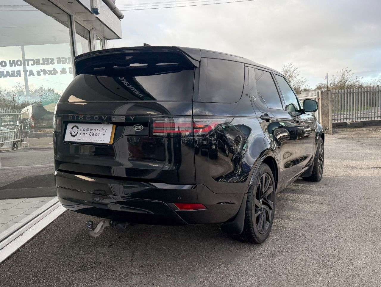 A 2023 LAND ROVER DISCOVERY 3.0 D300 MHEV R-Dynamic SE 5 SUV 5dr Diesel Auto 4WD Euro 6 (s/s) (300 ps) A 2023 LAND ROVER DISCOVERY 3.0 D300 MHEV R-Dynamic SE 5 SUV 5dr Diesel Auto 4WD Euro 6 (s/s) (300 ps)