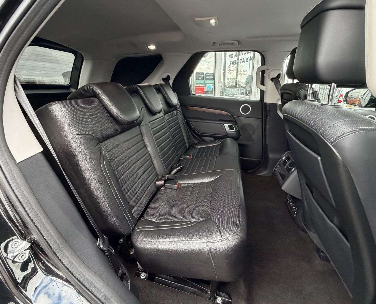 A 2021 LAND ROVER DISCOVERY 3.0 D300 MHEV HSE SUV 5dr Diesel Auto 4WD Euro 6 (s/s) (300 ps) 5 SEATS NO A 2021 LAND ROVER DISCOVERY 3.0 D300 MHEV HSE SUV 5dr Diesel Auto 4WD Euro 6 (s/s) (300 ps) 5 SEATS NO