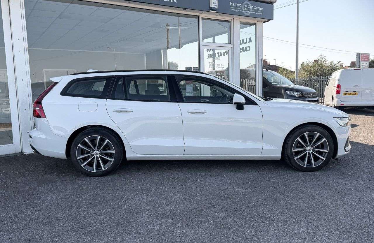 A 2021 VOLVO V60 2.0 B3 MHEV Momentum Estate 5dr Petrol Hybrid DCT Auto Euro 6 (s/s) (163 ps A 2021 VOLVO V60 2.0 B3 MHEV Momentum Estate 5dr Petrol Hybrid DCT Auto Euro 6 (s/s) (163 ps