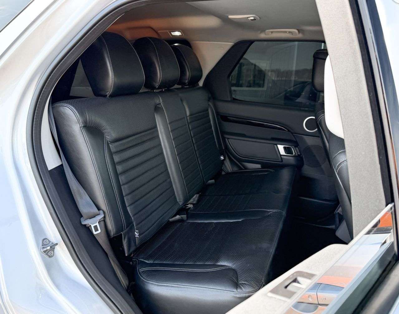 A 2021 LAND ROVER DISCOVERY 3.0 D300 MHEV SE SUV 5dr Diesel Auto 4WD Euro 6 (s/s) (300 ps) 5 SEATS ELEC A 2021 LAND ROVER DISCOVERY 3.0 D300 MHEV SE SUV 5dr Diesel Auto 4WD Euro 6 (s/s) (300 ps) 5 SEATS ELEC