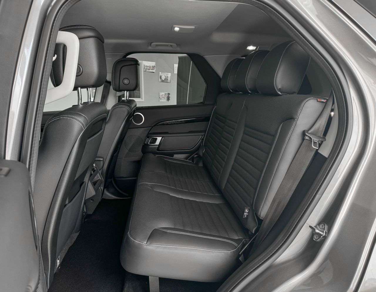 A 2021 LAND ROVER DISCOVERY 3.0 D300 MHEV SE SUV 5dr Diesel Auto 4WD Euro 6 (s/s) (300 ps) ELECTRIC TOW A 2021 LAND ROVER DISCOVERY 3.0 D300 MHEV SE SUV 5dr Diesel Auto 4WD Euro 6 (s/s) (300 ps) ELECTRIC TOW