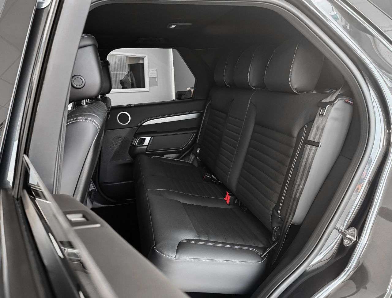 A 2023 LAND ROVER DISCOVERY 3.0 D300 MHEV R-Dynamic HSE 5 seats - SUV 5dr Diesel (300 ps) HEAT/COOL SEA A 2023 LAND ROVER DISCOVERY 3.0 D300 MHEV R-Dynamic HSE 5 seats - SUV 5dr Diesel (300 ps) HEAT/COOL SEA