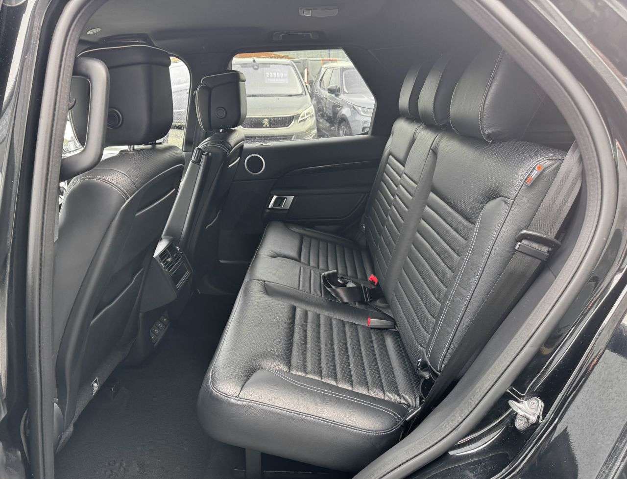 A 2023 LAND ROVER DISCOVERY D300 Dynamic HSE GEN LR 5 SEATS MHEV 3.0 SUV 5dr Diesel Auto 4WD Euro 6 (s/ A 2023 LAND ROVER DISCOVERY D300 Dynamic HSE GEN LR 5 SEATS MHEV 3.0 SUV 5dr Diesel Auto 4WD Euro 6 (s/