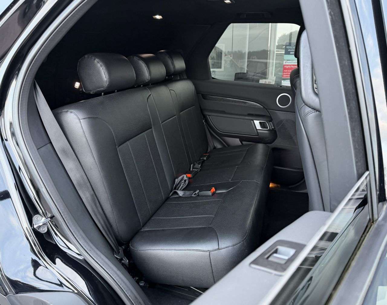 A 2019 LAND ROVER DISCOVERY 3.0 SD V6 HSE SUV 5dr Diesel Auto 4WD Euro 6 (s/s) (306 ps) NAV+APPLE CAR P A 2019 LAND ROVER DISCOVERY 3.0 SD V6 HSE SUV 5dr Diesel Auto 4WD Euro 6 (s/s) (306 ps) NAV+APPLE CAR P