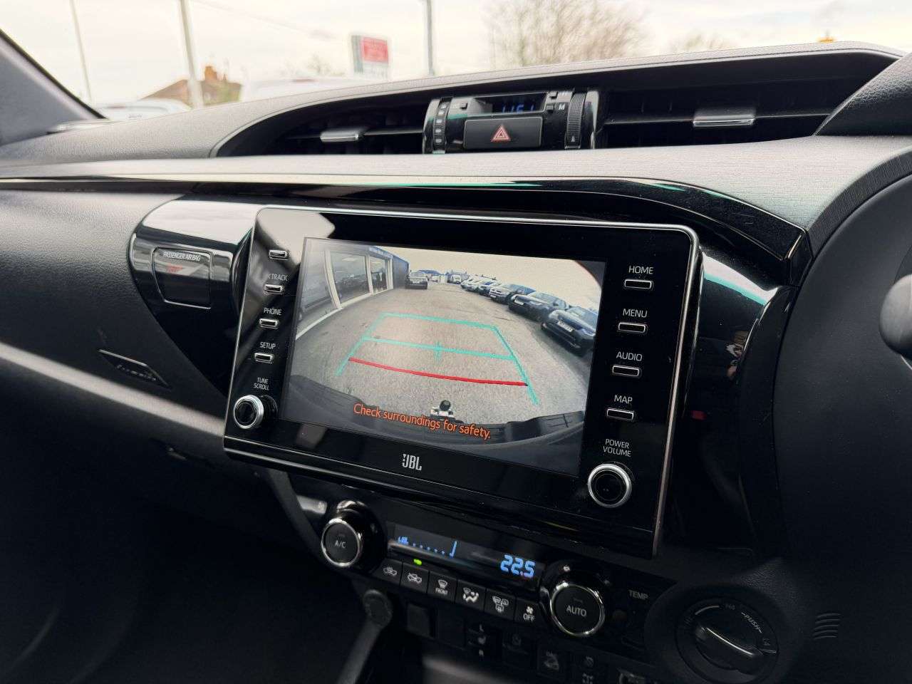 A 2021 TOYOTA HI-LUX 2.8 D-4D Invincible X Pickup Double Cab NO VAT 4dr Diesel Auto 4WD Euro 6 ( A 2021 TOYOTA HI-LUX 2.8 D-4D Invincible X Pickup Double Cab NO VAT 4dr Diesel Auto 4WD Euro 6 (