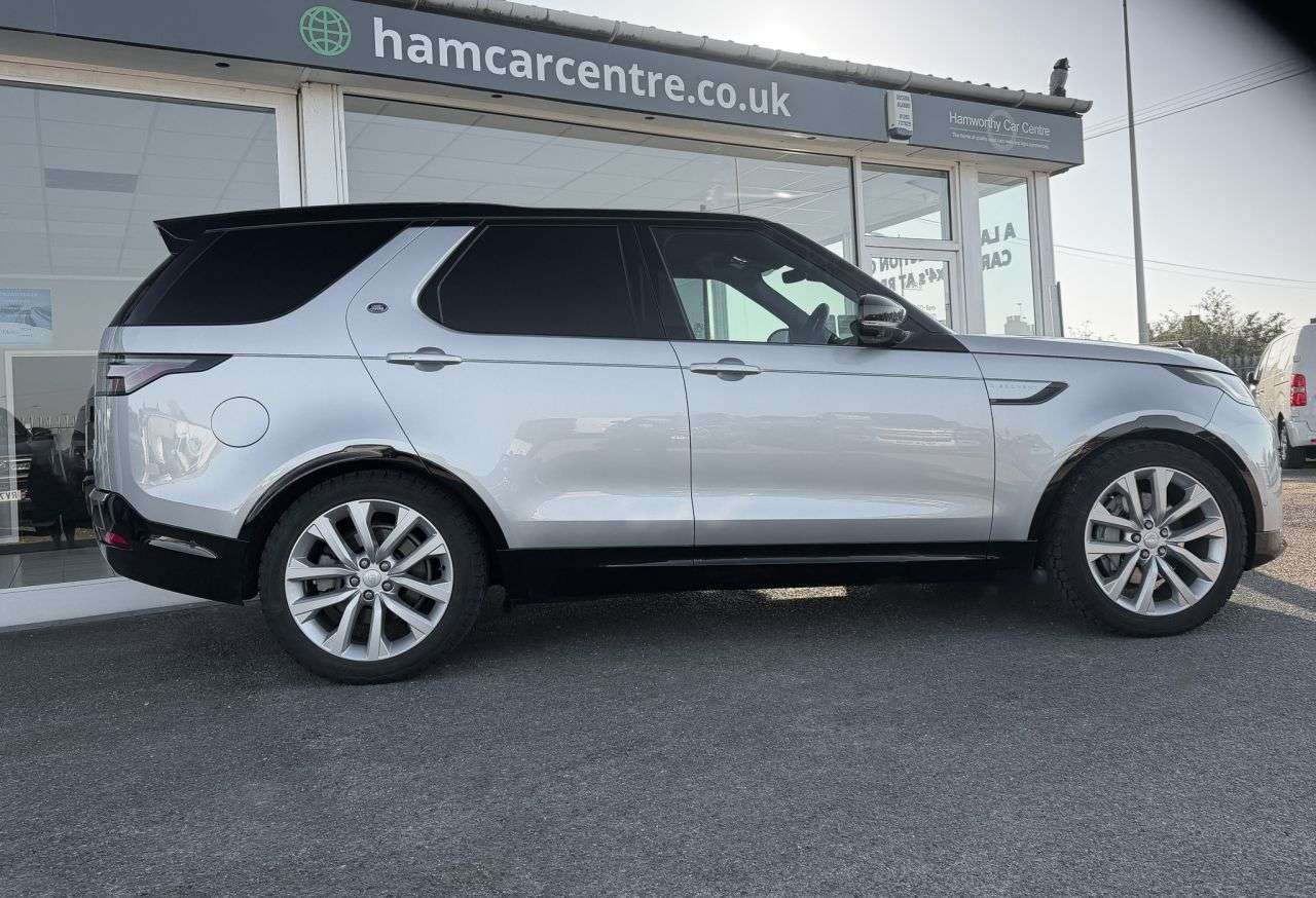 A 2023 LAND ROVER DISCOVERY 3.0 D300 MHEV R-Dynamic SE SUV 5dr Diesel Auto 4WD Euro 6 (s/s) (300 ps) ME A 2023 LAND ROVER DISCOVERY 3.0 D300 MHEV R-Dynamic SE SUV 5dr Diesel Auto 4WD Euro 6 (s/s) (300 ps) ME