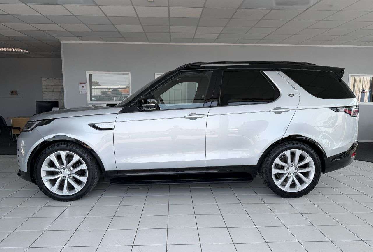 A 2023 LAND ROVER DISCOVERY 3.0 D300 MHEV R-Dynamic SE SUV 5dr Diesel Auto 4WD Euro 6 (s/s) (300 ps) FU A 2023 LAND ROVER DISCOVERY 3.0 D300 MHEV R-Dynamic SE SUV 5dr Diesel Auto 4WD Euro 6 (s/s) (300 ps) FU