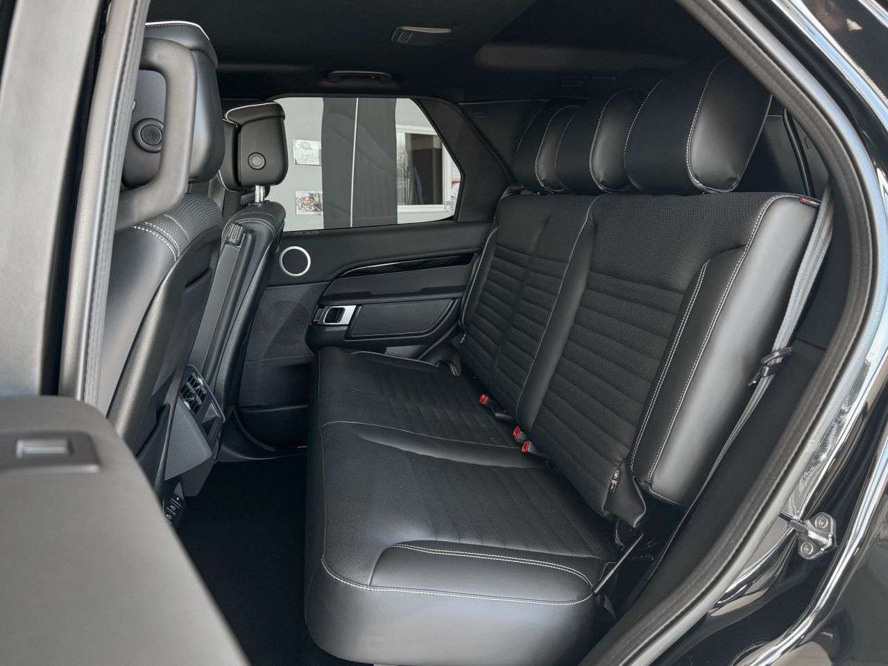 A 2023 LAND ROVER DISCOVERY 3.0 D300 MHEV R-Dynamic - 5 SEATS - SUV Diesel Auto (300 ps) WIRELESS PHONE A 2023 LAND ROVER DISCOVERY 3.0 D300 MHEV R-Dynamic - 5 SEATS - SUV Diesel Auto (300 ps) WIRELESS PHONE