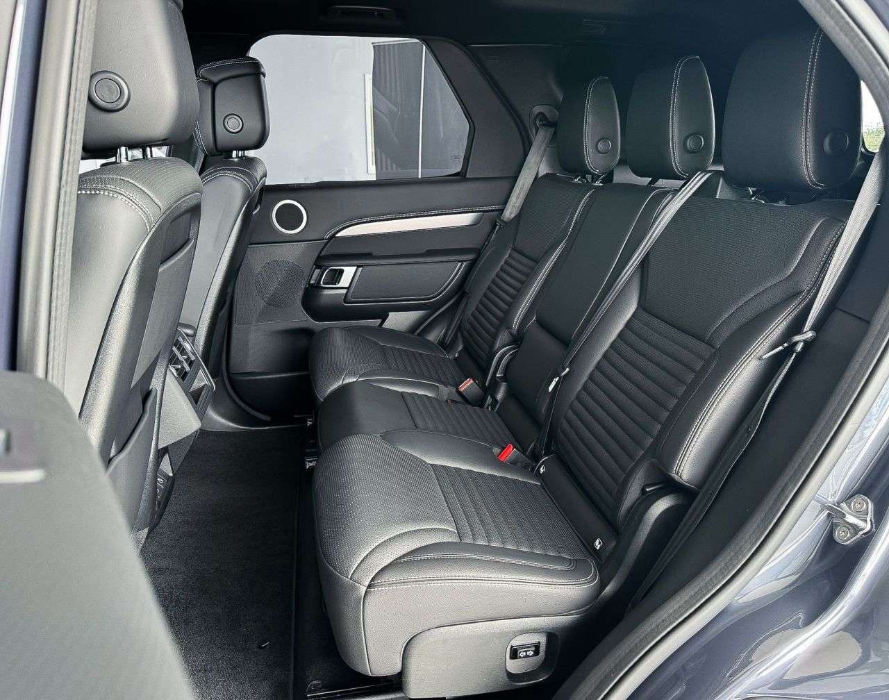 A 2023 LAND ROVER DISCOVERY 3.0 D300 MHEV Dynamic HSE GEN LR 7 SEATS SUV 5dr Diesel Auto 4WD Euro 6 (s/ A 2023 LAND ROVER DISCOVERY 3.0 D300 MHEV Dynamic HSE GEN LR 7 SEATS SUV 5dr Diesel Auto 4WD Euro 6 (s/