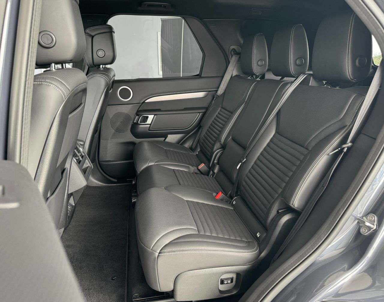 A 2024 LAND ROVER DISCOVERY 3.0 D300 MHEV SE GEN LR 7 SEATS 5dr Diesel Auto 4WD Euro 6 (s/s) (300 ps) A A 2024 LAND ROVER DISCOVERY 3.0 D300 MHEV SE GEN LR 7 SEATS 5dr Diesel Auto 4WD Euro 6 (s/s) (300 ps) A