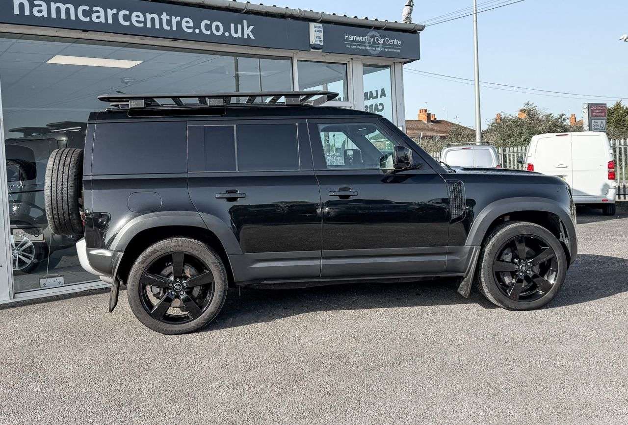 A 2022 LAND ROVER DEFENDER 3.0 D300 MHEV HSE Hard Top SUV 5dr Diesel Auto 4WD MWB Euro 6 (s/s) (300 ps A 2022 LAND ROVER DEFENDER 3.0 D300 MHEV HSE Hard Top SUV 5dr Diesel Auto 4WD MWB Euro 6 (s/s) (300 ps