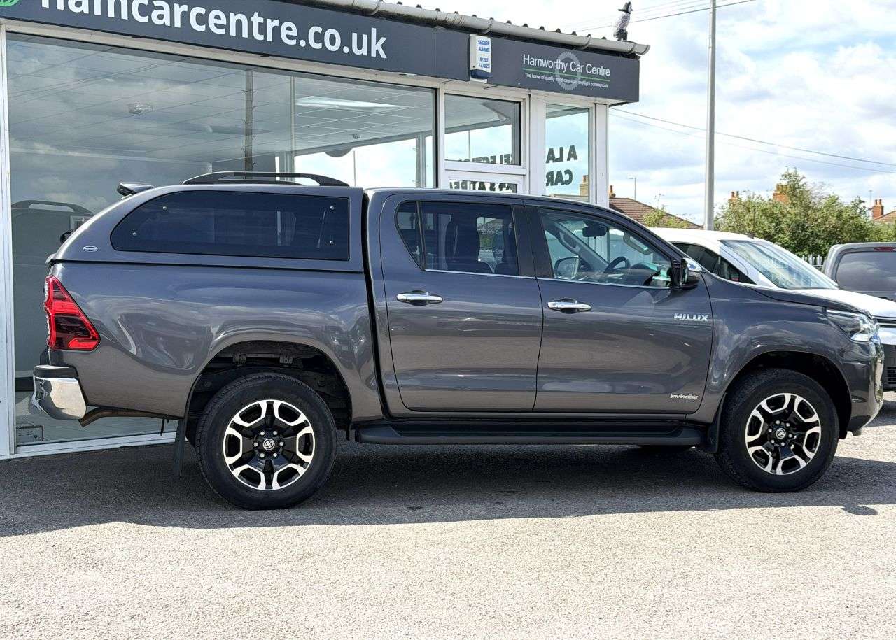 A 2021 TOYOTA HI-LUX 2.4 D-4D Invincible Pickup Double Cab 4dr Diesel Manual 4WD Euro 6 (s/s) (1 A 2021 TOYOTA HI-LUX 2.4 D-4D Invincible Pickup Double Cab 4dr Diesel Manual 4WD Euro 6 (s/s) (1