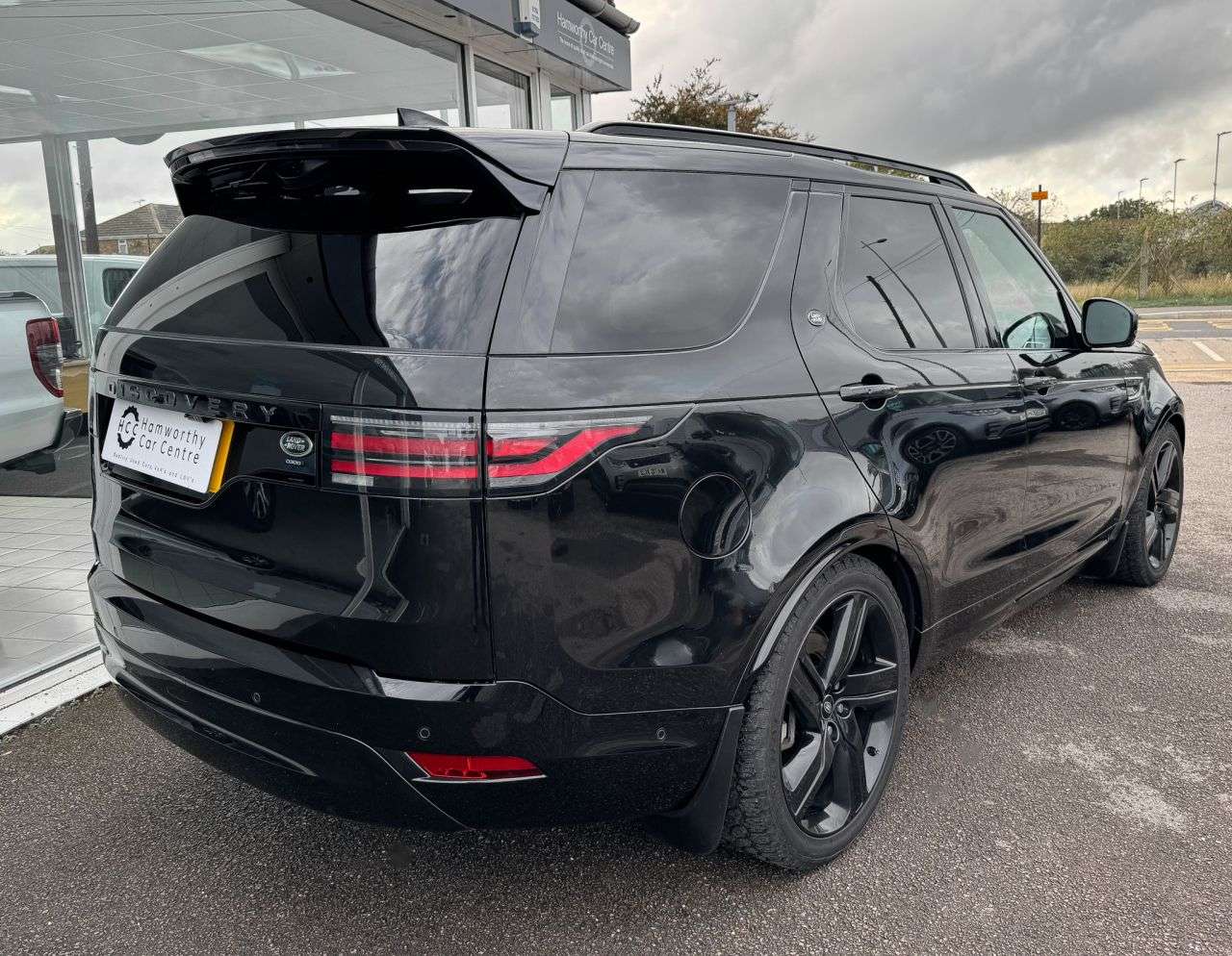 A 2023 LAND ROVER DISCOVERY 3.0 D300 MHEV 5 SEATS R-Dynamic HSE SUV 5dr Diesel Auto 4WD Euro 6 (s/s) (3 A 2023 LAND ROVER DISCOVERY 3.0 D300 MHEV 5 SEATS R-Dynamic HSE SUV 5dr Diesel Auto 4WD Euro 6 (s/s) (3