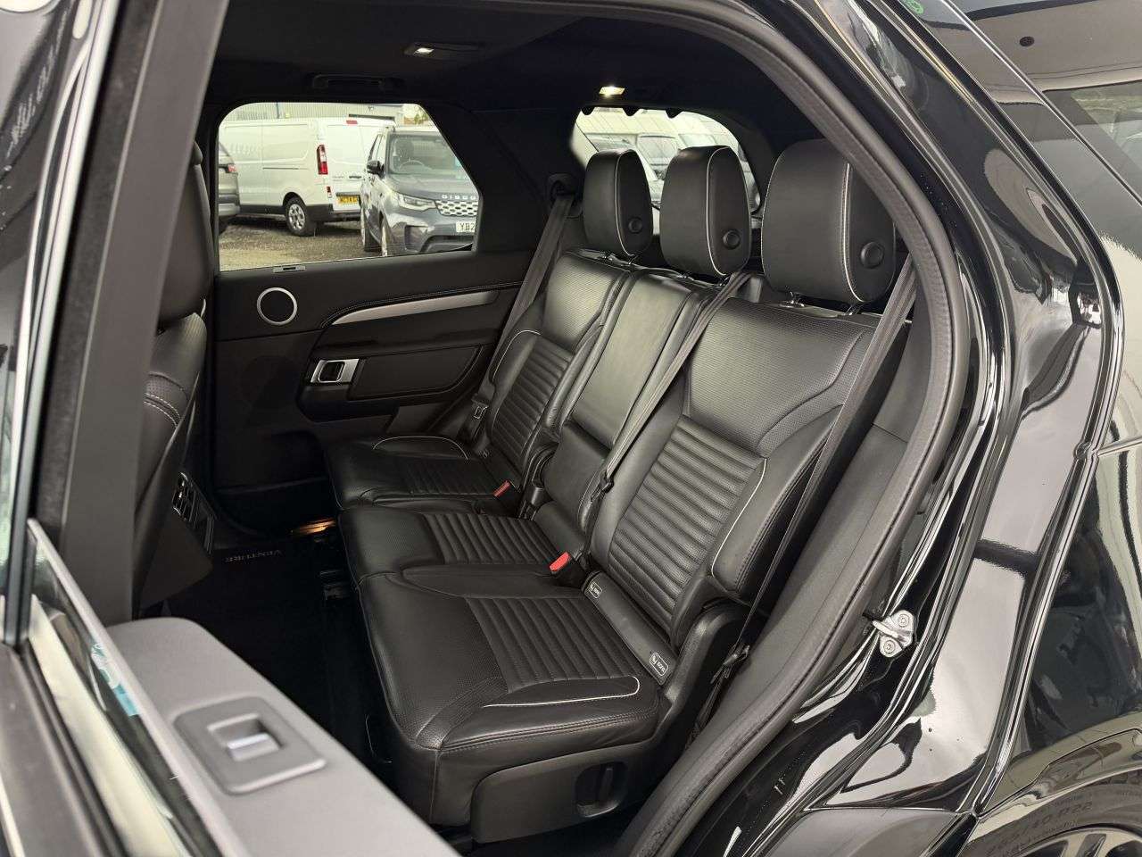 A 2023 LAND ROVER DISCOVERY 3.0 D300 MHEV 5 SEATS R-Dynamic HSE SUV 5dr Diesel Auto 4WD Euro 6 (s/s) (3 A 2023 LAND ROVER DISCOVERY 3.0 D300 MHEV 5 SEATS R-Dynamic HSE SUV 5dr Diesel Auto 4WD Euro 6 (s/s) (3