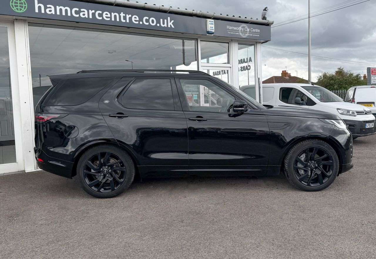 A 2022 LAND ROVER DISCOVERY 3.0 D300 MHEV R-Dynamic HSE SUV 5dr Diesel Auto 4WD Euro 6 (s/s) (300 ps) 3 A 2022 LAND ROVER DISCOVERY 3.0 D300 MHEV R-Dynamic HSE SUV 5dr Diesel Auto 4WD Euro 6 (s/s) (300 ps) 3
