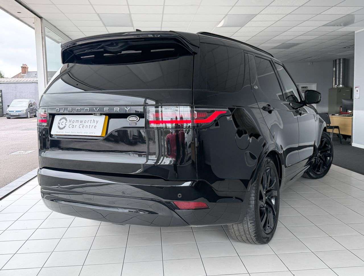 A 2022 LAND ROVER DISCOVERY 3.0 D300 MHEV R-Dynamic HSE SUV 5dr Diesel Auto 4WD Euro 6 (s/s) (300 ps) 3 A 2022 LAND ROVER DISCOVERY 3.0 D300 MHEV R-Dynamic HSE SUV 5dr Diesel Auto 4WD Euro 6 (s/s) (300 ps) 3