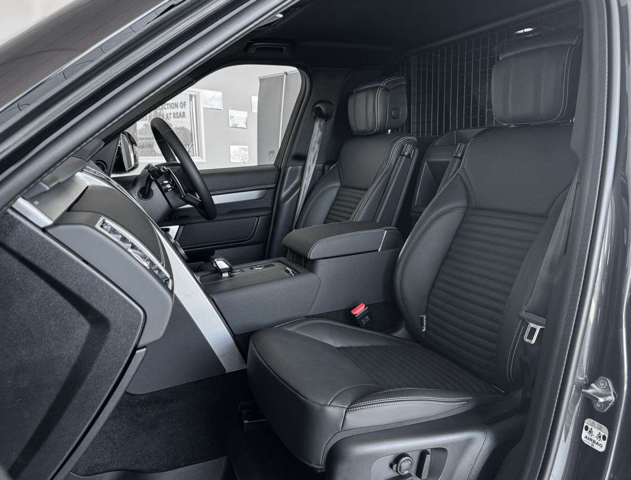 A 2026 LAND ROVER DISCOVERY 3.0 D350 MHEV Dynamic HSE SUV (350 ps) 5 OR 7 SEATS OPTIONS A 2026 LAND ROVER DISCOVERY 3.0 D350 MHEV Dynamic HSE SUV (350 ps) 5 OR 7 SEATS OPTIONS