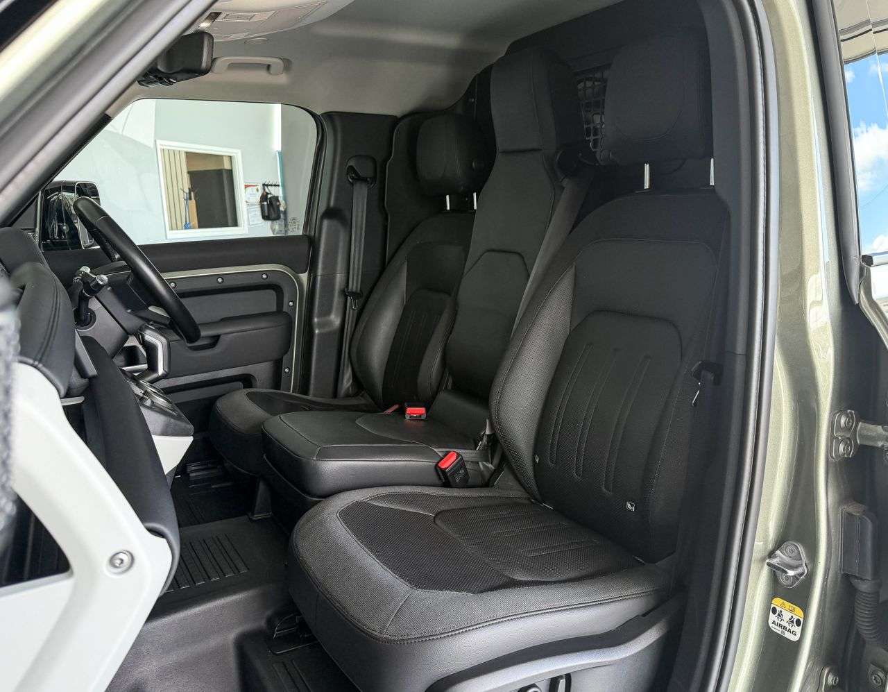A 2021 LAND ROVER DEFENDER 3.0 D250 MHEV SE Hard Top MWB - 3 seats JUMP SEAT+ELEC TOW BAR A 2021 LAND ROVER DEFENDER 3.0 D250 MHEV SE Hard Top MWB - 3 seats JUMP SEAT+ELEC TOW BAR
