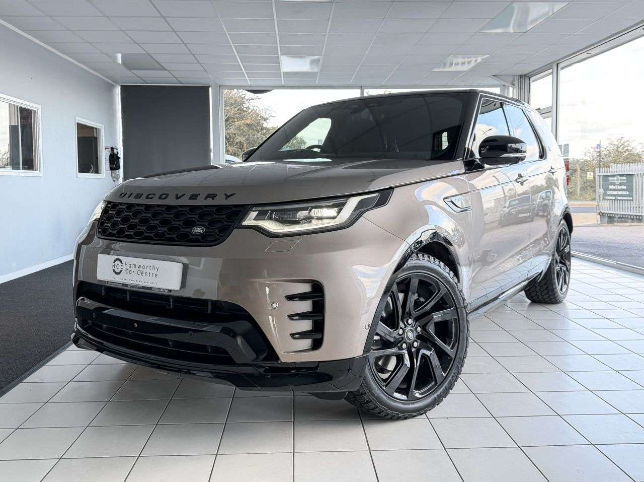 A 2024 LAND ROVER DISCOVERY 3.0 D300 MHEV Dynamic HSE SUV Auto (300 ps) FULL LR SERVICE HISTORY A 2024 LAND ROVER DISCOVERY 3.0 D300 MHEV Dynamic HSE SUV Auto (300 ps) FULL LR SERVICE HISTORY