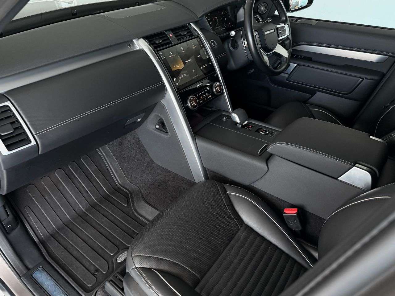 A 2024 LAND ROVER DISCOVERY 3.0 D300 MHEV Dynamic HSE SUV Auto (300 ps) FULL LR SERVICE HISTORY A 2024 LAND ROVER DISCOVERY 3.0 D300 MHEV Dynamic HSE SUV Auto (300 ps) FULL LR SERVICE HISTORY