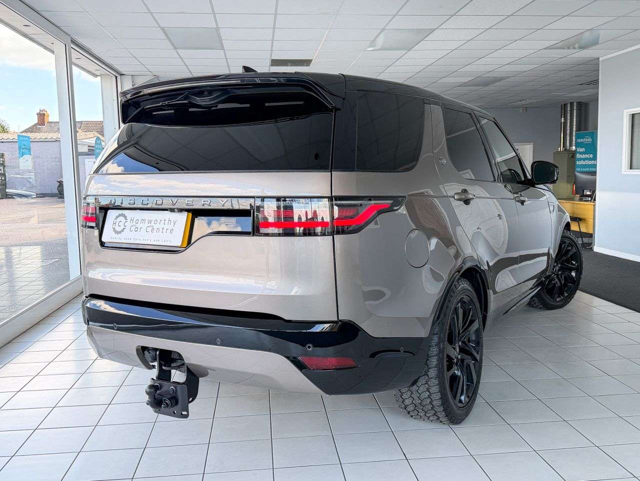 A 2024 LAND ROVER DISCOVERY 3.0 D300 MHEV Dynamic HSE SUV Auto (300 ps) FULL LR SERVICE HISTORY A 2024 LAND ROVER DISCOVERY 3.0 D300 MHEV Dynamic HSE SUV Auto (300 ps) FULL LR SERVICE HISTORY