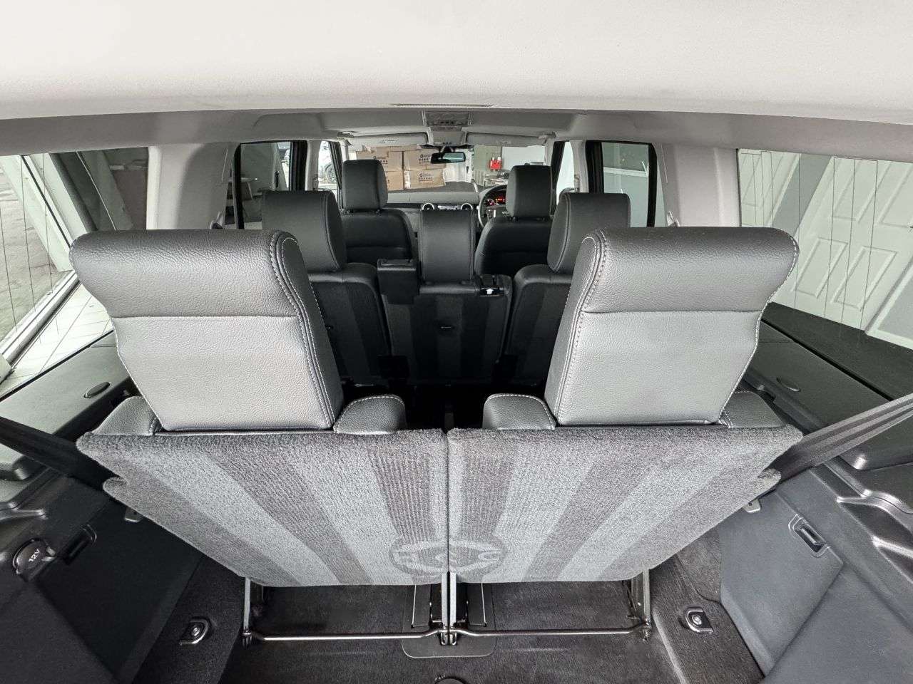 A 2016 LAND ROVER DISCOVERY 4 3.0 SD V6 SE SUV 5dr Diesel Auto 4WD Euro 6 (s/s) (306 ps) MERIDIAN SOUND+F A 2016 LAND ROVER DISCOVERY 4 3.0 SD V6 SE SUV 5dr Diesel Auto 4WD Euro 6 (s/s) (306 ps) MERIDIAN SOUND+F