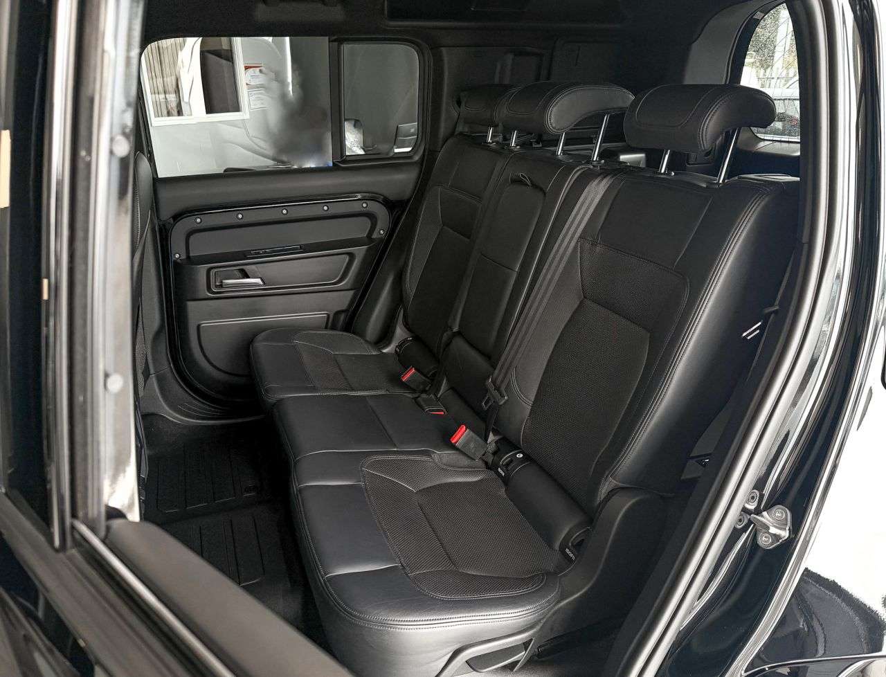 A 2023 LAND ROVER DEFENDER 110 3.0 D300 MHEV X-Dynamic HSE Hard Top SUV 5dr Diesel Auto 4WD MWB Euro 6 (s/ A 2023 LAND ROVER DEFENDER 110 3.0 D300 MHEV X-Dynamic HSE Hard Top SUV 5dr Diesel Auto 4WD MWB Euro 6 (s/