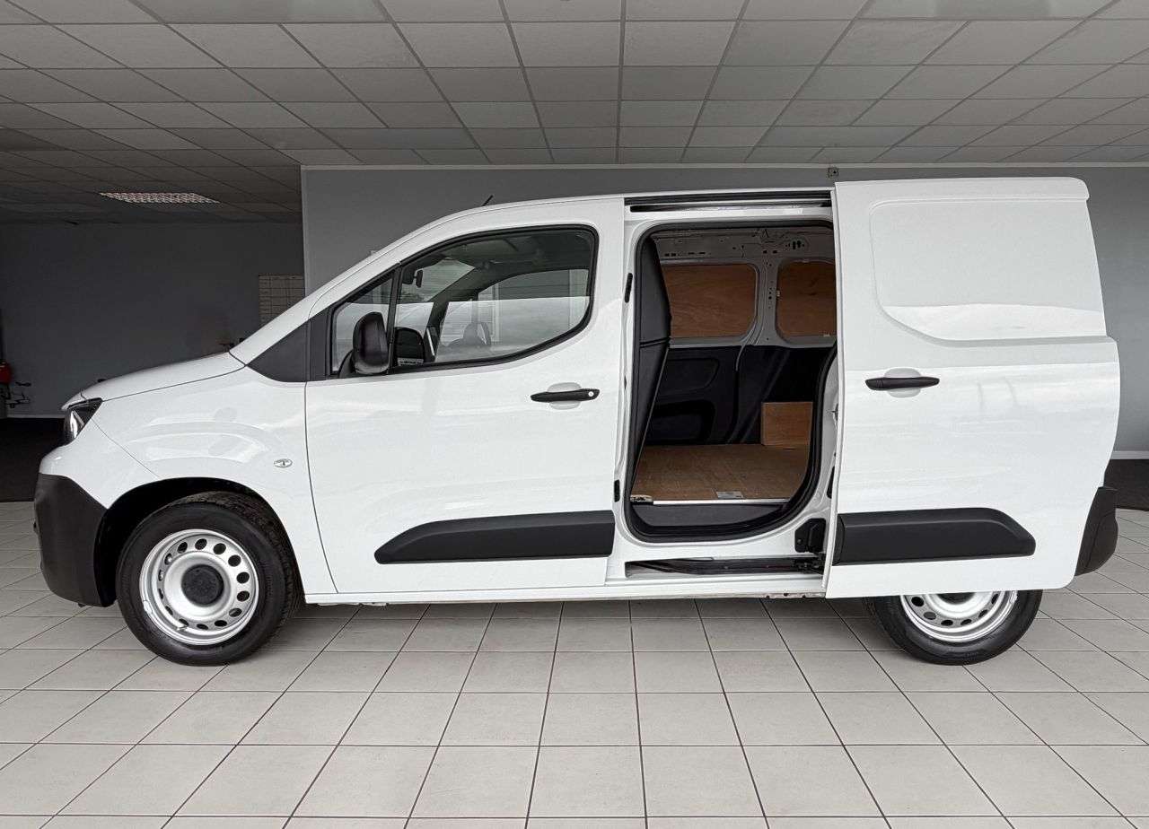 A 2023 PEUGEOT PARTNER 1.5 BlueHDi 1000 Professional Premium+ Standard Panel Van (100 bhp) REAR SE A 2023 PEUGEOT PARTNER 1.5 BlueHDi 1000 Professional Premium+ Standard Panel Van (100 bhp) REAR SE