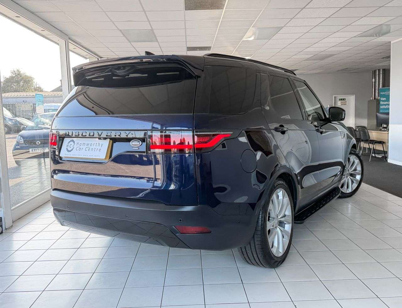 A 2021 LAND ROVER DISCOVERY SE A 2021 LAND ROVER DISCOVERY SE