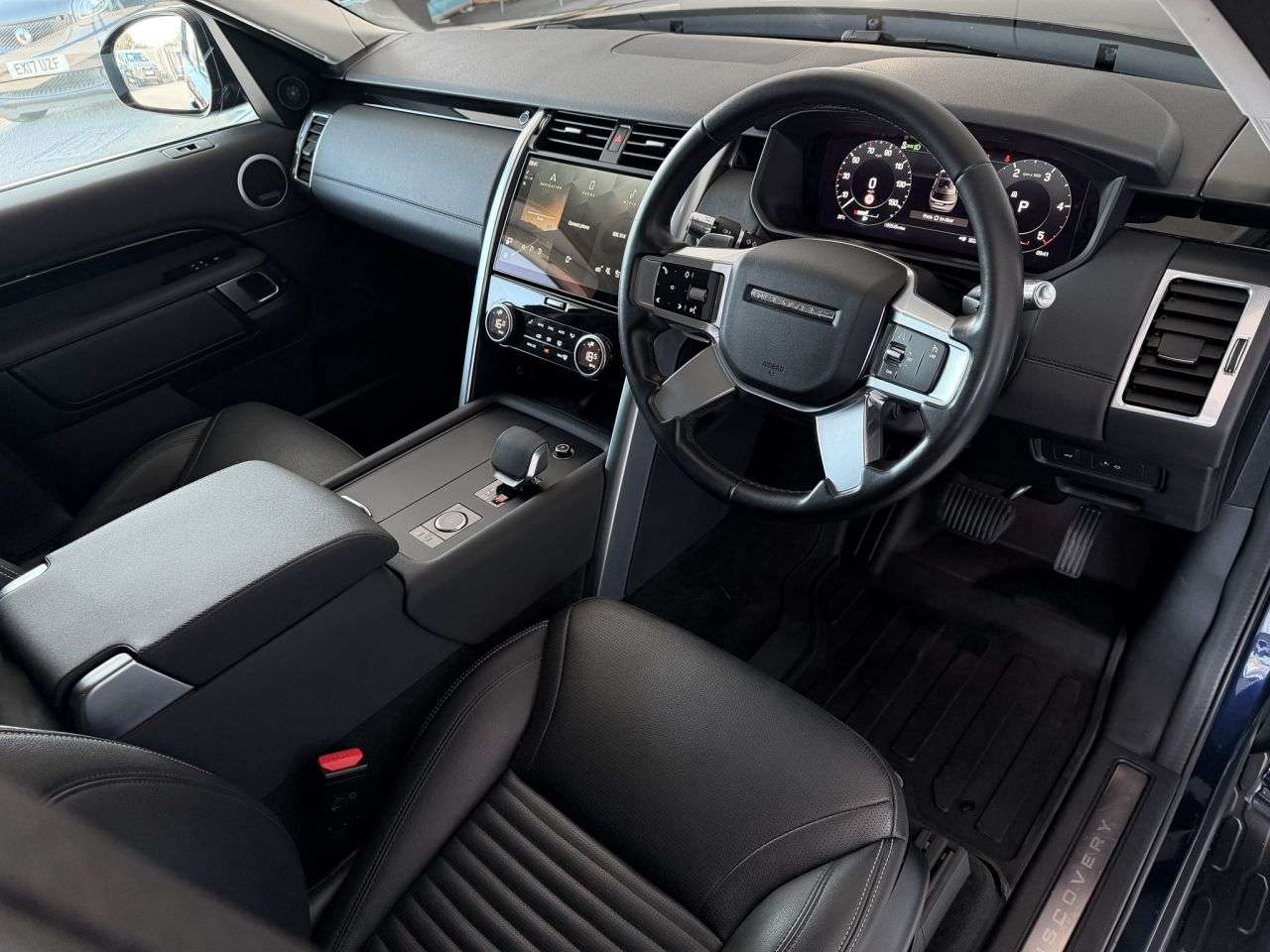 A 2021 LAND ROVER DISCOVERY SE A 2021 LAND ROVER DISCOVERY SE
