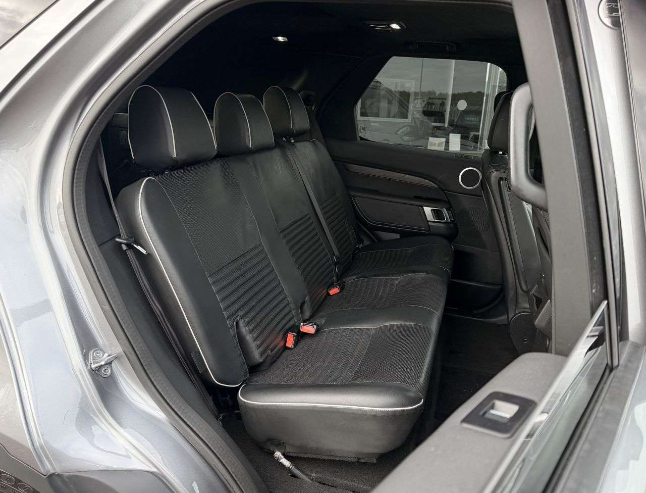 A 2020 LAND ROVER DISCOVERY 3.0 SD V6 HSE SUV 5 SEATS 5dr Diesel (306 ps) FULL HIST- ELEC TOW BAR+ELEC A 2020 LAND ROVER DISCOVERY 3.0 SD V6 HSE SUV 5 SEATS 5dr Diesel (306 ps) FULL HIST- ELEC TOW BAR+ELEC