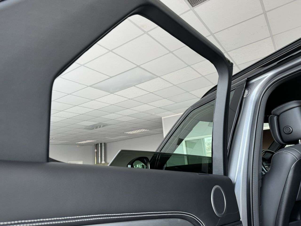A 2025 LAND ROVER DISCOVERY 3.0 D350 MHEV Dynamic HSE 5 SEATS SUV 5dr Diesel Auto (350 ps) LR WARRANTY+ A 2025 LAND ROVER DISCOVERY 3.0 D350 MHEV Dynamic HSE 5 SEATS SUV 5dr Diesel Auto (350 ps) LR WARRANTY+