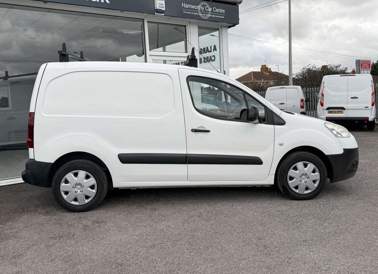 A 2014 PEUGEOT PARTNER 1.6 HDi 850 S Panel Van 4dr Diesel Manual L1 (132 g/km, 90 bhp) TOW BAR + F A 2014 PEUGEOT PARTNER 1.6 HDi 850 S Panel Van 4dr Diesel Manual L1 (132 g/km, 90 bhp) TOW BAR + F