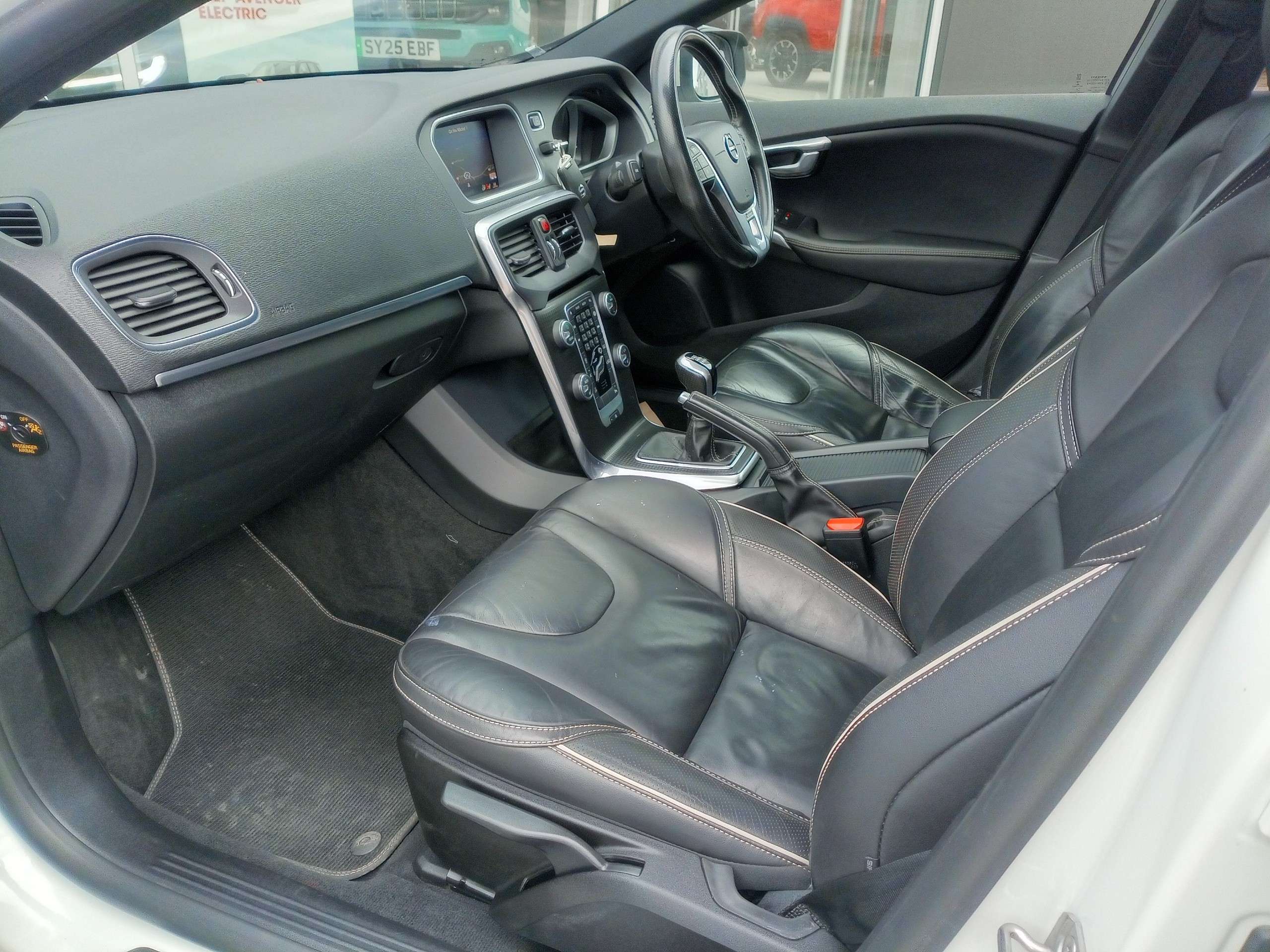 2019 VOLVO V40 2019 VOLVO V40