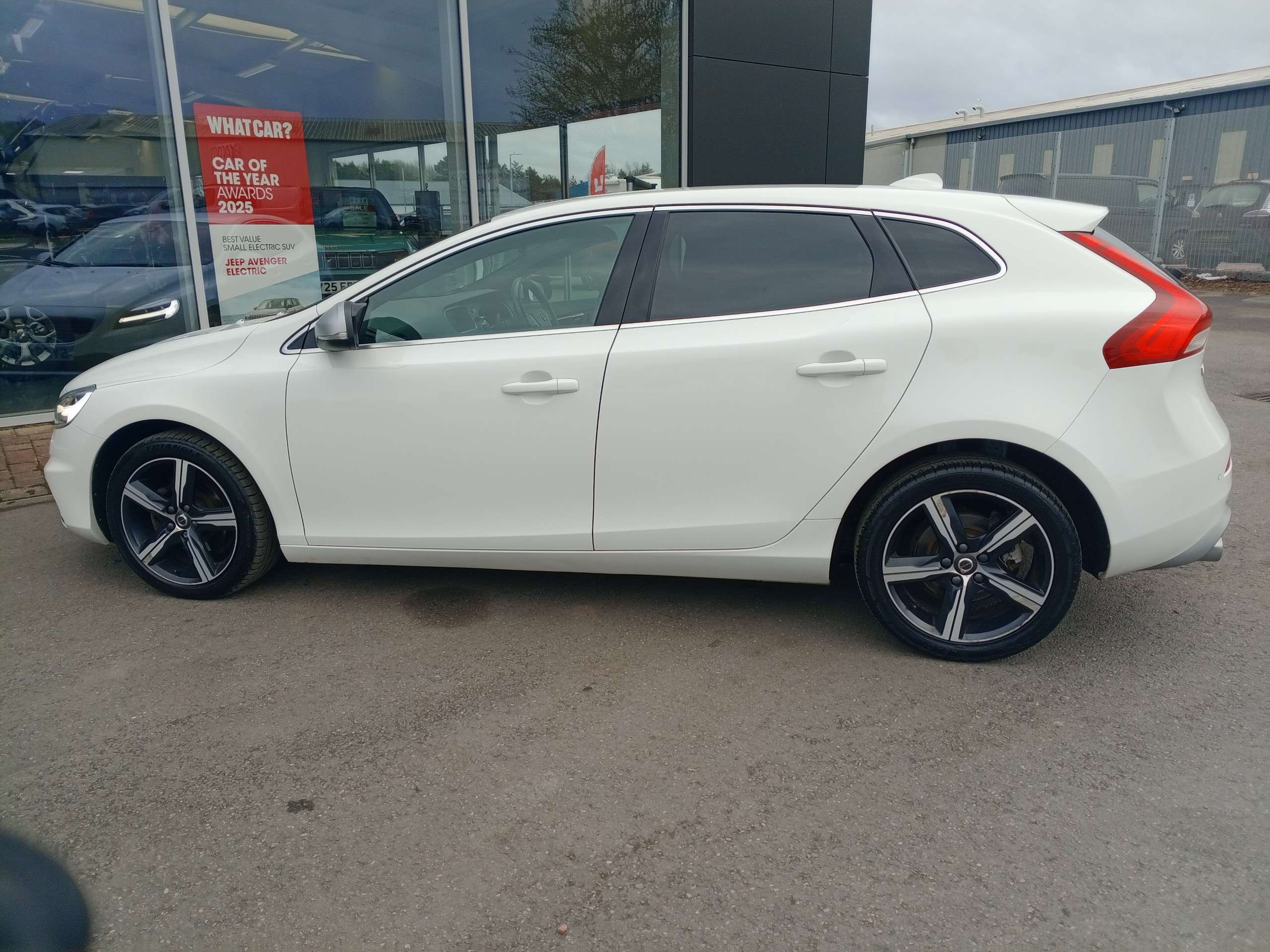 A 2019 VOLVO V40 2.0 D2 R-Design Edition 5dr Diesel 120 A 2019 VOLVO V40 2.0 D2 R-Design Edition 5dr Diesel 120