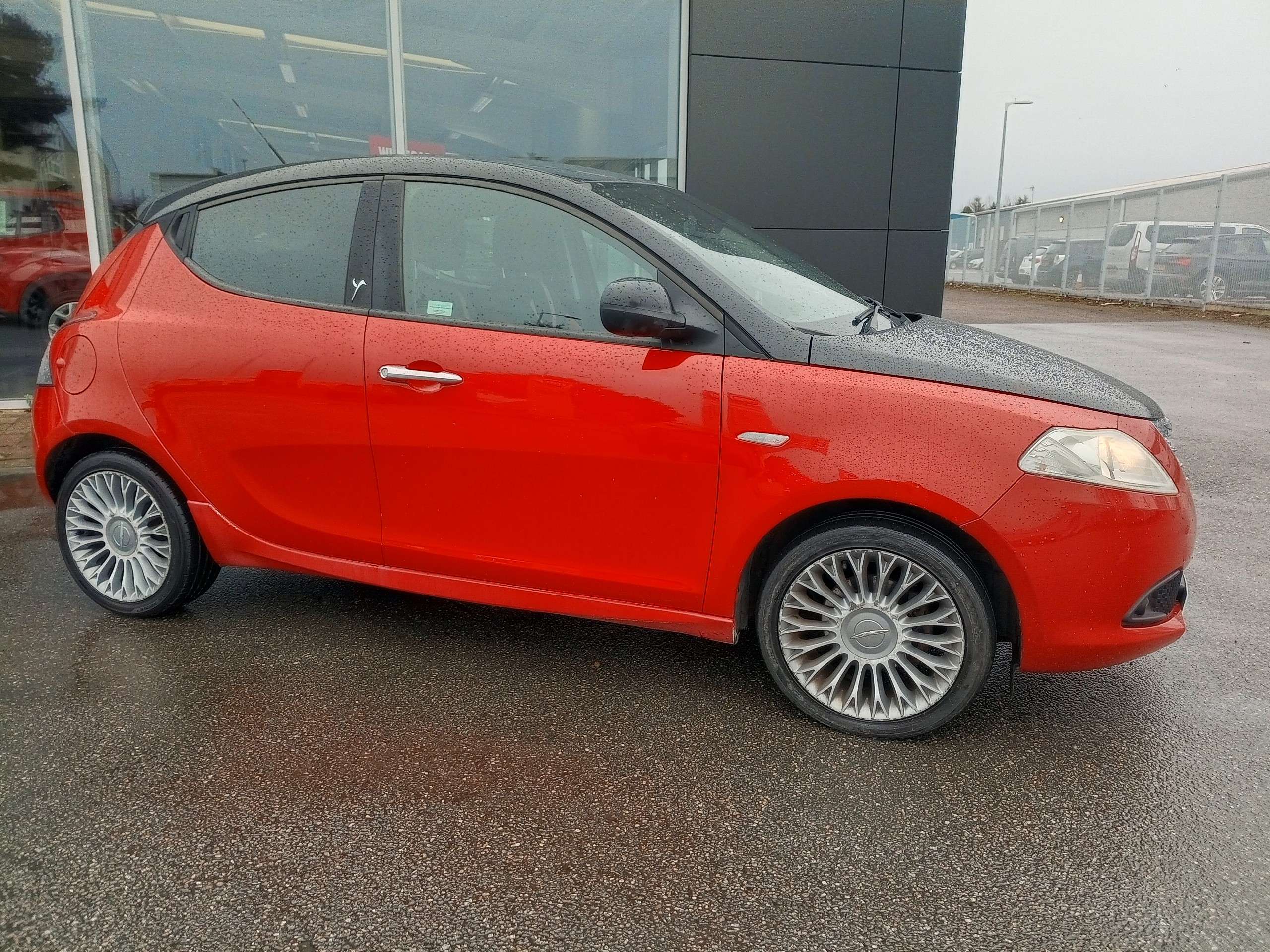 A 2012 CHRYSLER YPSILON 1.2 Black & Red 5dr 69 bhp A 2012 CHRYSLER YPSILON 1.2 Black & Red 5dr 69 bhp