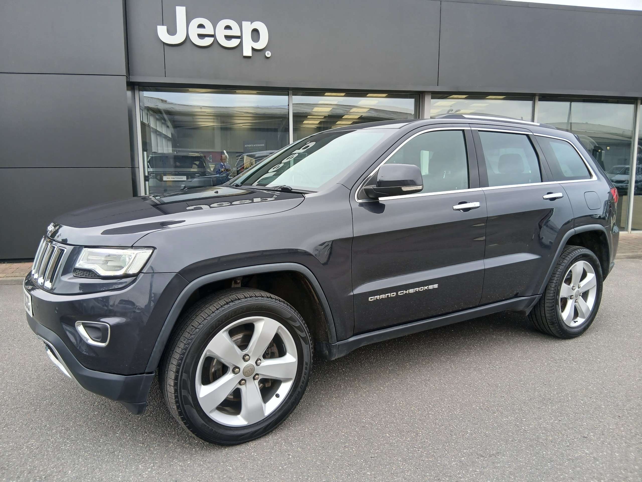 A 2017 JEEP GRAND CHEROKEE 3.0 V6 CRD Limited Plus Diesel Auto 4WD A 2017 JEEP GRAND CHEROKEE 3.0 V6 CRD Limited Plus Diesel Auto 4WD