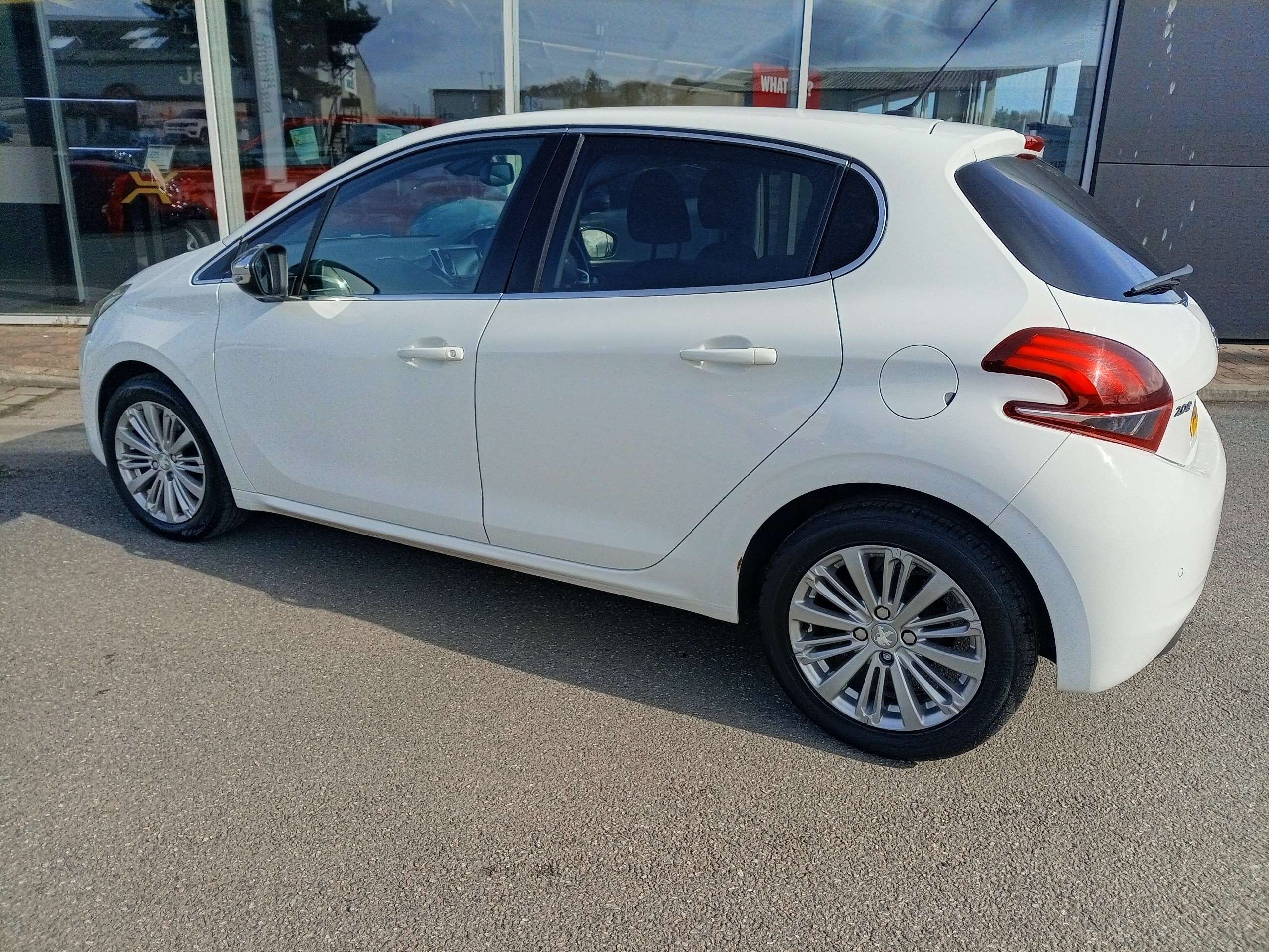 A 2016 PEUGEOT 208 1.2 PureTech Allure 5dr A 2016 PEUGEOT 208 1.2 PureTech Allure 5dr