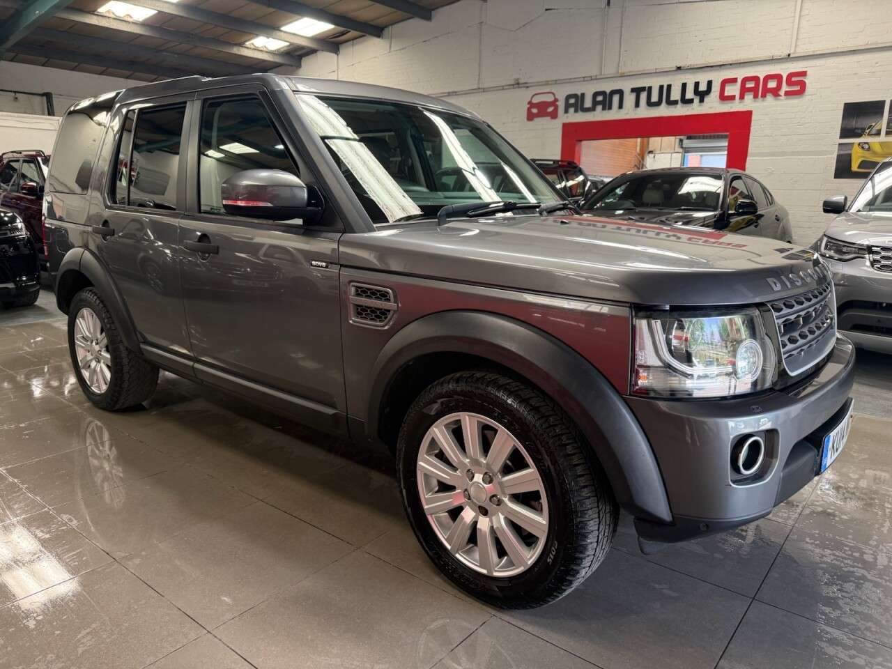 A 2014 LAND ROVER DISCOVERY 4 3.0 SD V6 XS Station Wagon 5dr Diesel Auto 4WD (213 g/km, 255 bhp) A 2014 LAND ROVER DISCOVERY 4 3.0 SD V6 XS Station Wagon 5dr Diesel Auto 4WD (213 g/km, 255 bhp)