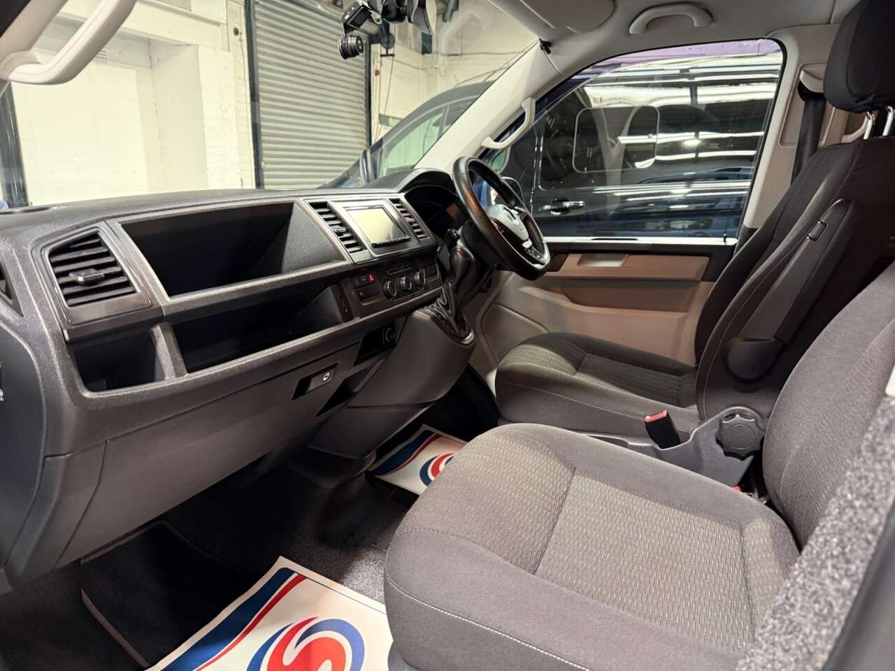 2017 VOLKSWAGEN TRANSPORTER SHUTTLE 2017 VOLKSWAGEN TRANSPORTER SHUTTLE