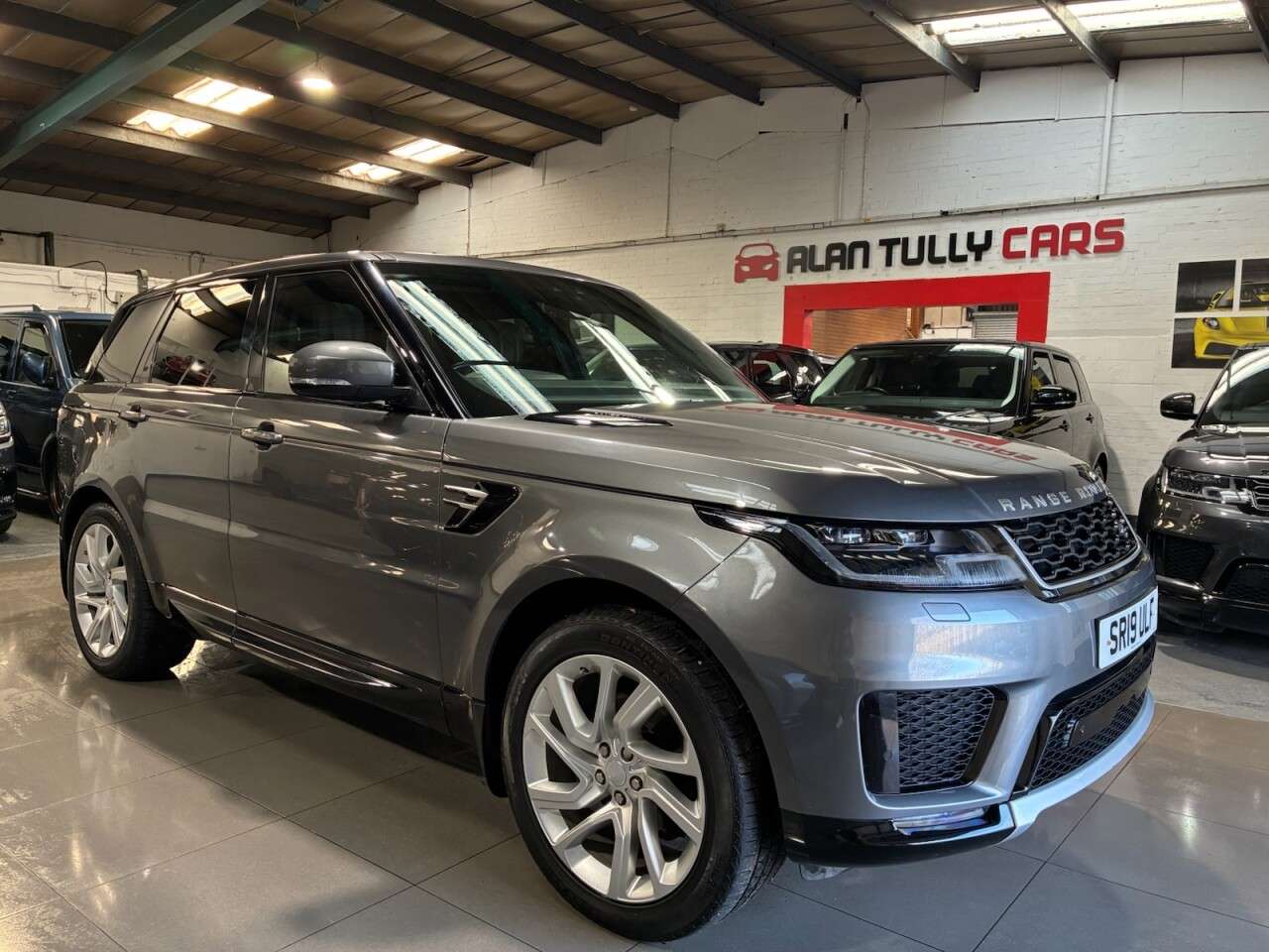 A 2019 LAND ROVER RANGE ROVER SPORT 3.0 SD V6 HSE SUV 5dr Diesel Auto 4WD Euro 6 (s/s) (306 ps) A 2019 LAND ROVER RANGE ROVER SPORT 3.0 SD V6 HSE SUV 5dr Diesel Auto 4WD Euro 6 (s/s) (306 ps)