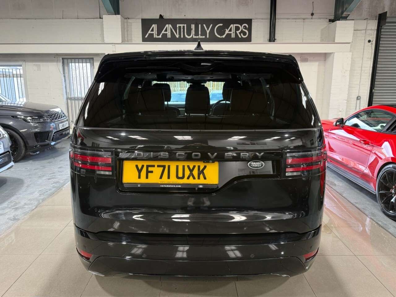 A 2021 LAND ROVER DISCOVERY 3.0 D250 MHEV R-Dynamic S SUV 5dr Diesel Auto 4WD Euro 6 (s/s) (250 ps) A 2021 LAND ROVER DISCOVERY 3.0 D250 MHEV R-Dynamic S SUV 5dr Diesel Auto 4WD Euro 6 (s/s) (250 ps)