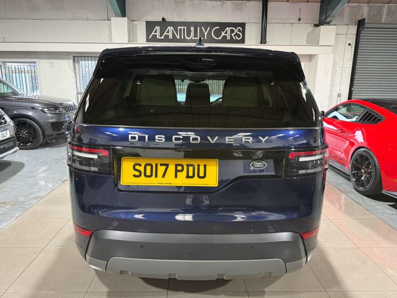 A 2017 LAND ROVER DISCOVERY 2.0 SD4 SE SUV 5dr Diesel Auto 4WD Euro 6 (s/s) (240 ps) A 2017 LAND ROVER DISCOVERY 2.0 SD4 SE SUV 5dr Diesel Auto 4WD Euro 6 (s/s) (240 ps)