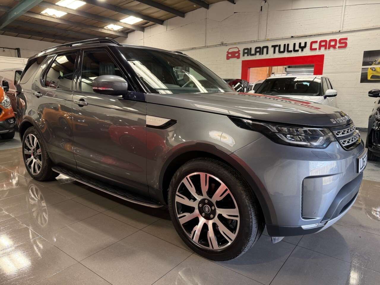 A 2017 LAND ROVER DISCOVERY 3.0 TD V6 HSE Luxury SUV 5dr Diesel Auto 4WD Euro 6 (s/s) (258 ps) A 2017 LAND ROVER DISCOVERY 3.0 TD V6 HSE Luxury SUV 5dr Diesel Auto 4WD Euro 6 (s/s) (258 ps)