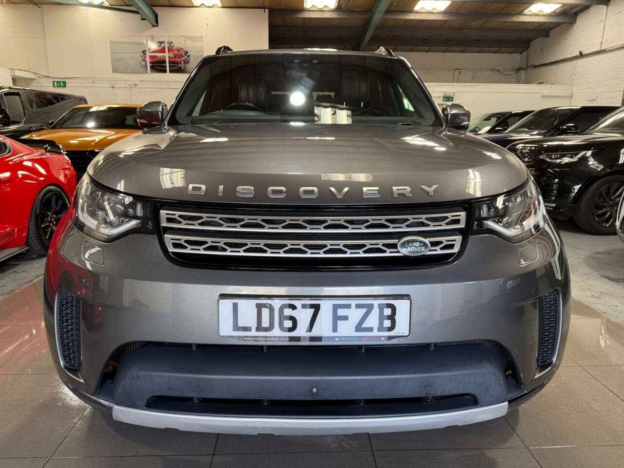 A 2017 LAND ROVER DISCOVERY 3.0 TD V6 HSE Luxury SUV 5dr Diesel Auto 4WD Euro 6 (s/s) (258 ps) A 2017 LAND ROVER DISCOVERY 3.0 TD V6 HSE Luxury SUV 5dr Diesel Auto 4WD Euro 6 (s/s) (258 ps)