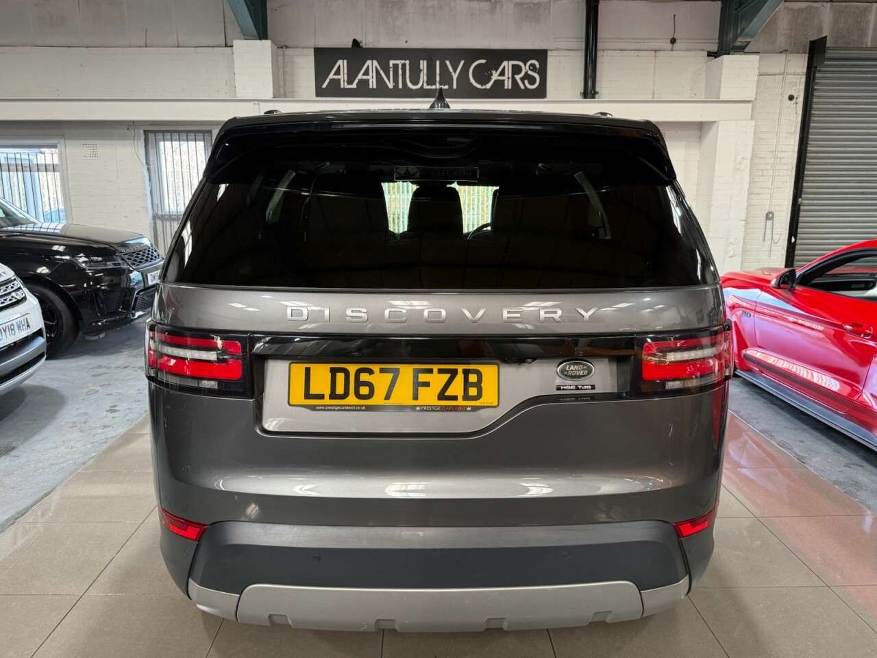 A 2017 LAND ROVER DISCOVERY 3.0 TD V6 HSE Luxury SUV 5dr Diesel Auto 4WD Euro 6 (s/s) (258 ps) A 2017 LAND ROVER DISCOVERY 3.0 TD V6 HSE Luxury SUV 5dr Diesel Auto 4WD Euro 6 (s/s) (258 ps)