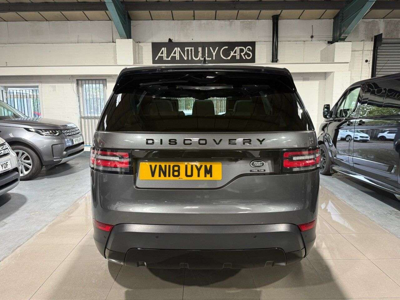 A 2018 LAND ROVER DISCOVERY 3.0 TD V6 HSE Luxury SUV 5dr Diesel Auto 4WD Euro 6 (s/s) (258 ps) A 2018 LAND ROVER DISCOVERY 3.0 TD V6 HSE Luxury SUV 5dr Diesel Auto 4WD Euro 6 (s/s) (258 ps)