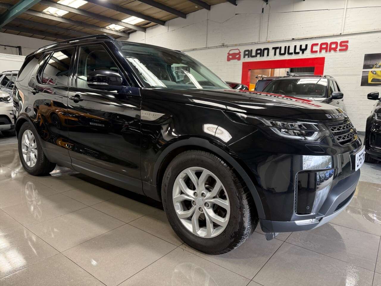 A 2017 LAND ROVER DISCOVERY 3.0 TD V6 SE SUV 5dr Diesel Auto 4WD Euro 6 (s/s) (258 ps) A 2017 LAND ROVER DISCOVERY 3.0 TD V6 SE SUV 5dr Diesel Auto 4WD Euro 6 (s/s) (258 ps)