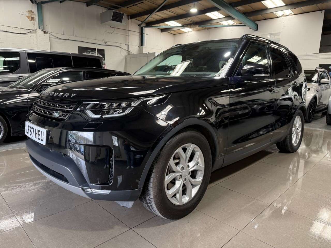 A 2017 LAND ROVER DISCOVERY 3.0 TD V6 SE SUV 5dr Diesel Auto 4WD Euro 6 (s/s) (258 ps) A 2017 LAND ROVER DISCOVERY 3.0 TD V6 SE SUV 5dr Diesel Auto 4WD Euro 6 (s/s) (258 ps)